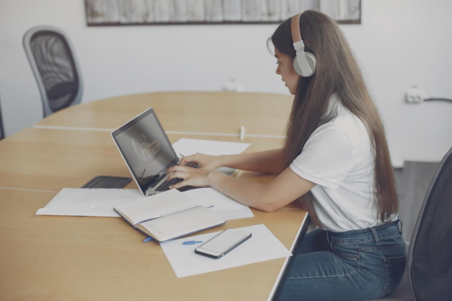 Consultoría financiera personalizada - equipo trabajando en estrategias de inversión estacional